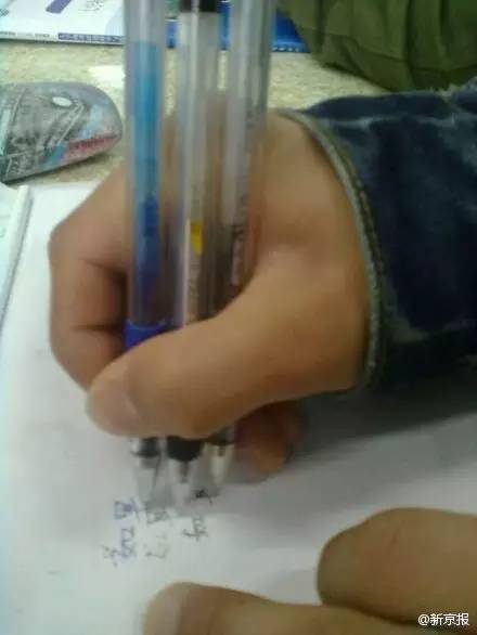 吸毒送外卖，断腿还裸贷……知乎1人分饰244角答题被封