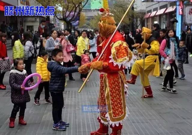 滕州：阳光国际一住户失火；滕都帝景附近一辆轿车翻车；在马路中间停车玩手机；某超市自己关店整改！出租车怼了警车！