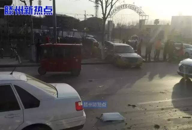 滕州：阳光国际一住户失火；滕都帝景附近一辆轿车翻车；在马路中间停车玩手机；某超市自己关店整改！出租车怼了警车！