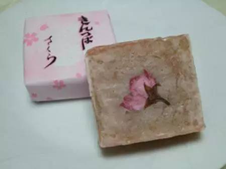 姑娘,我们一起去吃樱花吧!春日24款樱花限定小食已上线!