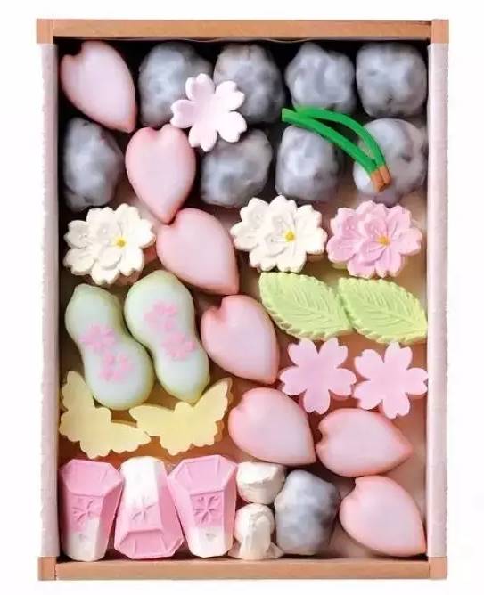 姑娘,我们一起去吃樱花吧!春日24款樱花限定小食已上线!