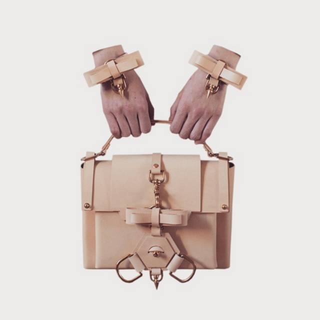 又便宜又大空间实用的双肩包,几百左右好看的大牌双肩包