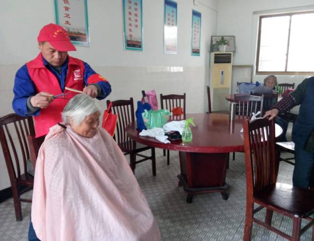 很多好人好事就在我们身边,这些拾金不昧的行为值得点赞