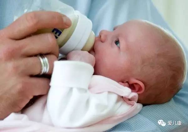 宝宝睡得多吃得少能不能叫醒,宝宝睡眠好却吃得少怎么回事