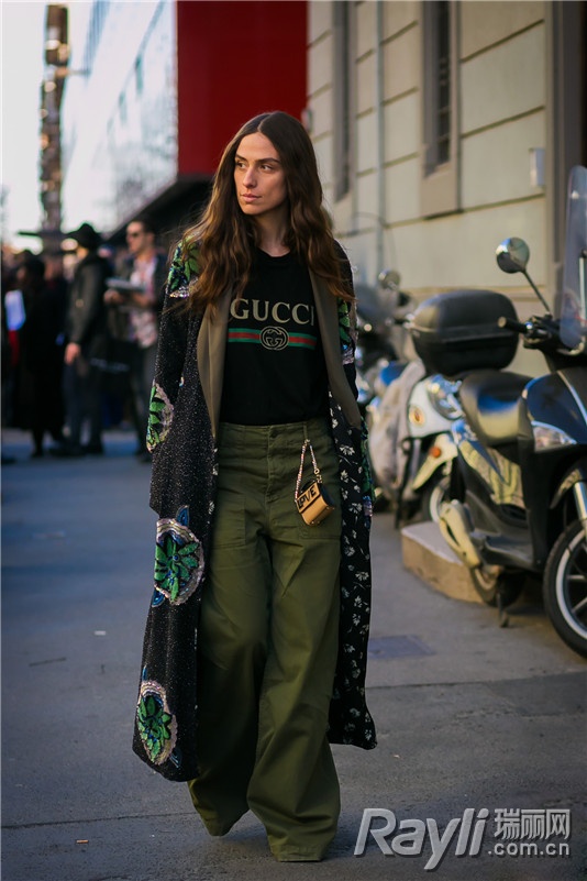 摆脱土气!2017黑底印花时髦更百搭