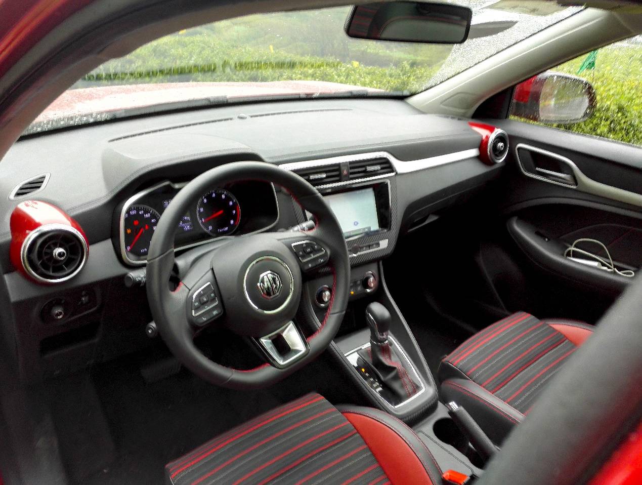 可自动泊车遥控车,名爵zs智能辅助驾驶