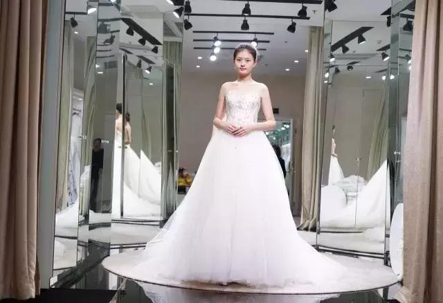 林心如的白色婚纱 (林心如婚纱衣服品牌推荐)