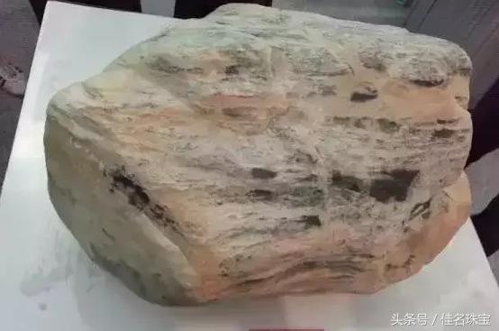 17日文化热点回顾：14年公盘上的5亿标王赌石，切开连只满绿手镯都没有，跌的好惨