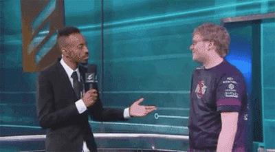 地铁惊现“大力神”，小伙子你前途无量啊