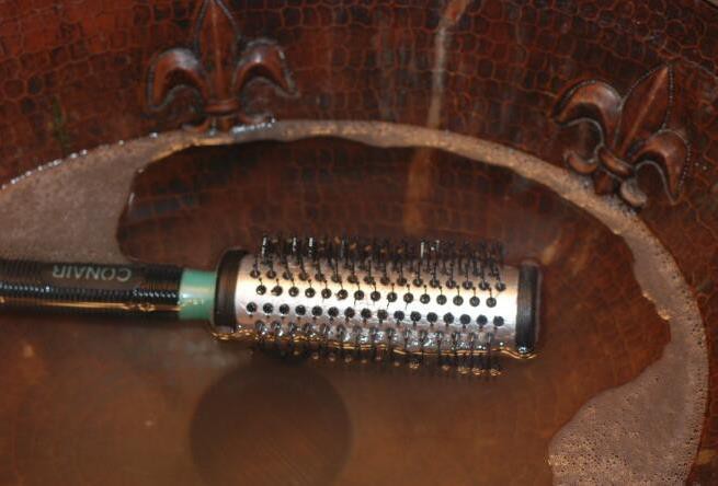 方便打理毛躁头发的梳子,梳子沾满头发