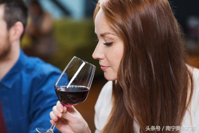 为什么红酒会又苦又涩,红酒有点酸有点苦是假的吗