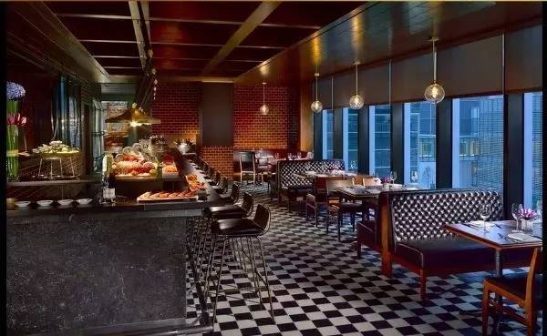 他放弃家族产业投身艺术，成为当今华人设计界的“钻石王老五”