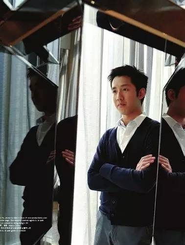 他放弃家族产业投身艺术，成为当今华人设计界的“钻石王老五”