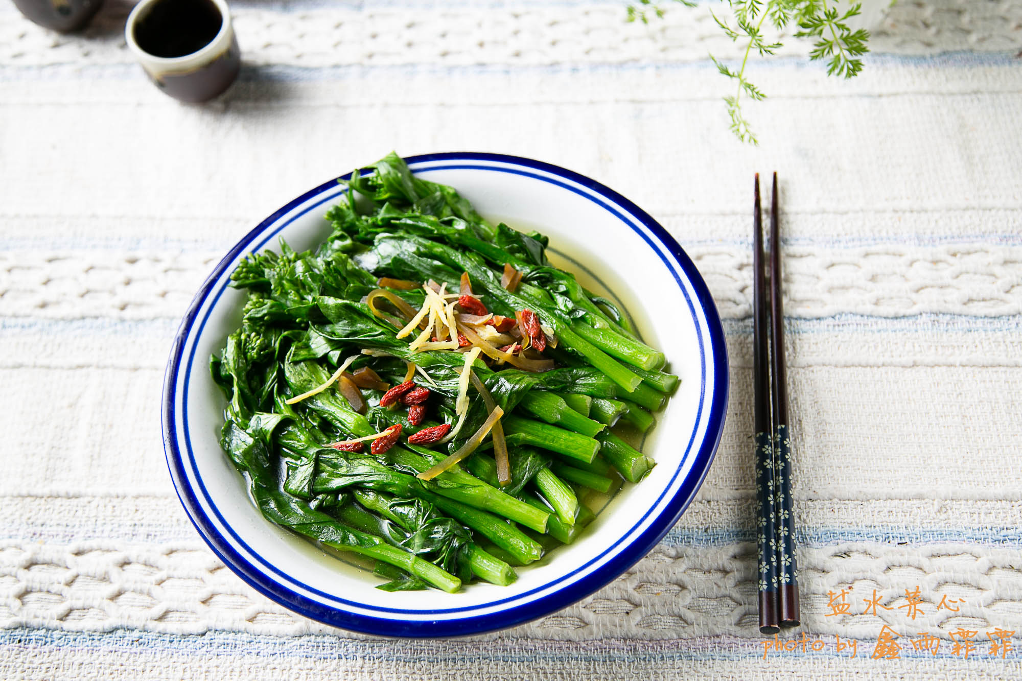 青菜怎样焯水不变黄,种的青菜刚出来就发黄什么原因