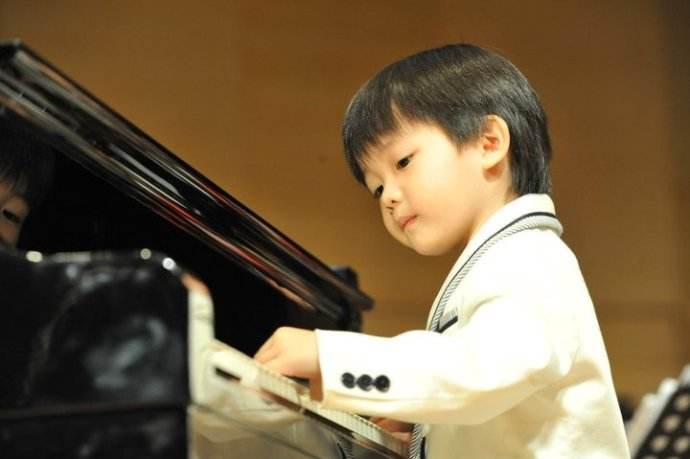 男孩子学乐器学什么比较合适,小男孩比较适合学什么乐器