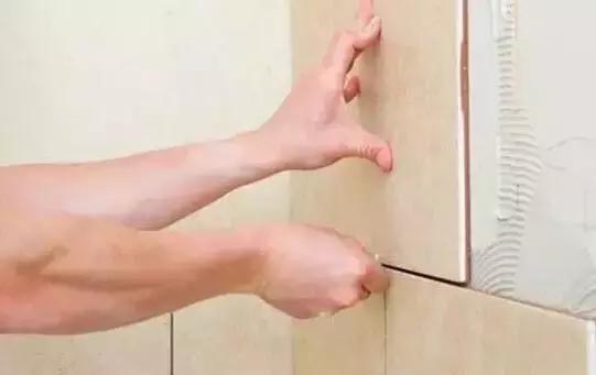 卫生间瓷砖脱落开裂,卫生间瓷砖破裂脱落怎么补救