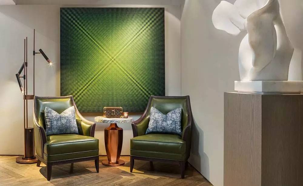 他放弃家族产业投身艺术，成为当今华人设计界的“钻石王老五”