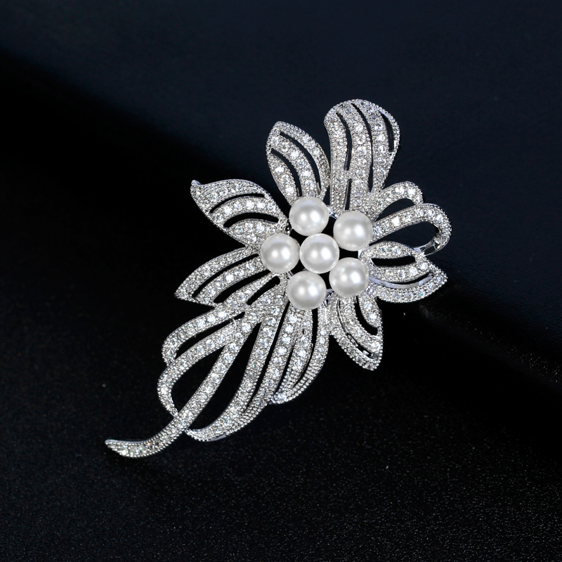 嘿，你的胸针闪到我了