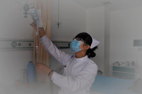 女孩患病昏迷进重症,女子住院奄奄一息