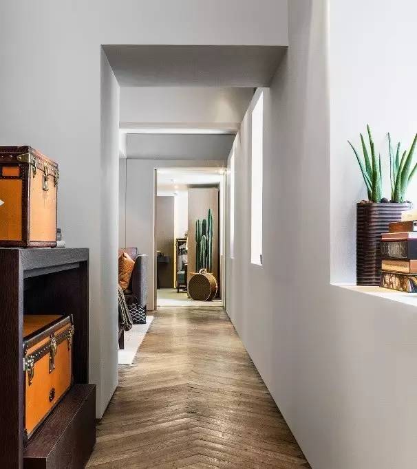 他放弃家族产业投身艺术，成为当今华人设计界的“钻石王老五”