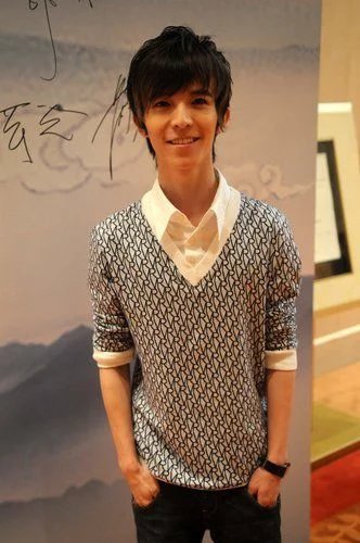 矮个子微胖男生穿衣搭配,矮个子男生怎么穿西装显高