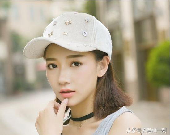平沿棒球帽怎么戴好看短发女,短发戴棒球帽子怎么扎简单好看