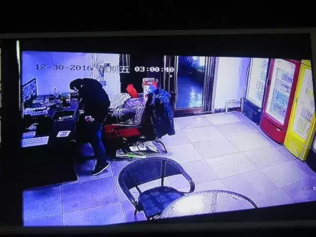 我就上了个厕所,上个厕所回来手机不见了