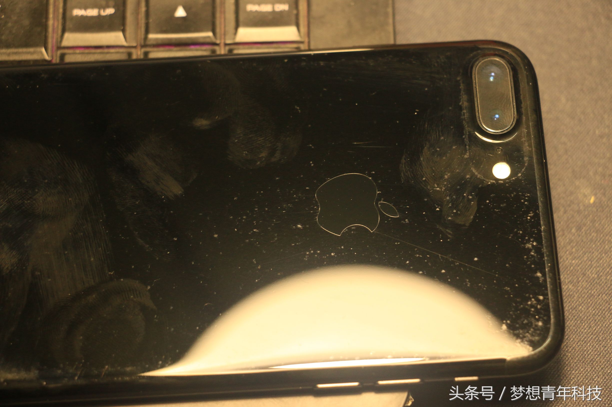 iphone7亮黑后背氧化,iphone7亮黑小斑点
