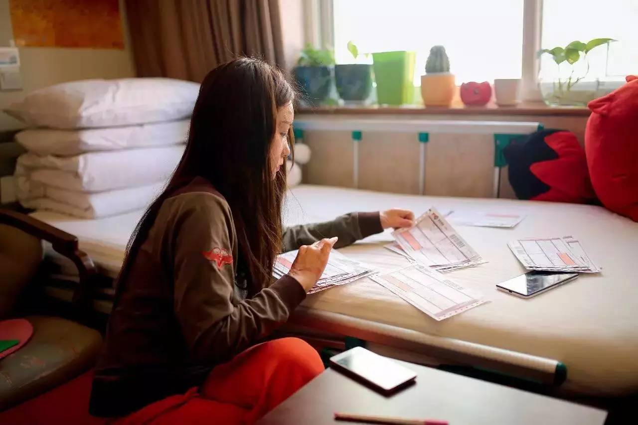 毁容女孩周岩做康复过程,毁容少女周岩4年半励志蜕变