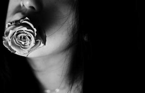 物是人非事事休欲语泪先流意思,物是人非事事休欲语泪先流韩寒