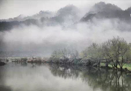 云巅之上一缕微光,云巅之上烟雾缭绕