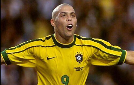 罗纳尔多过人好么,可以拉到罗纳尔多衣角的后卫