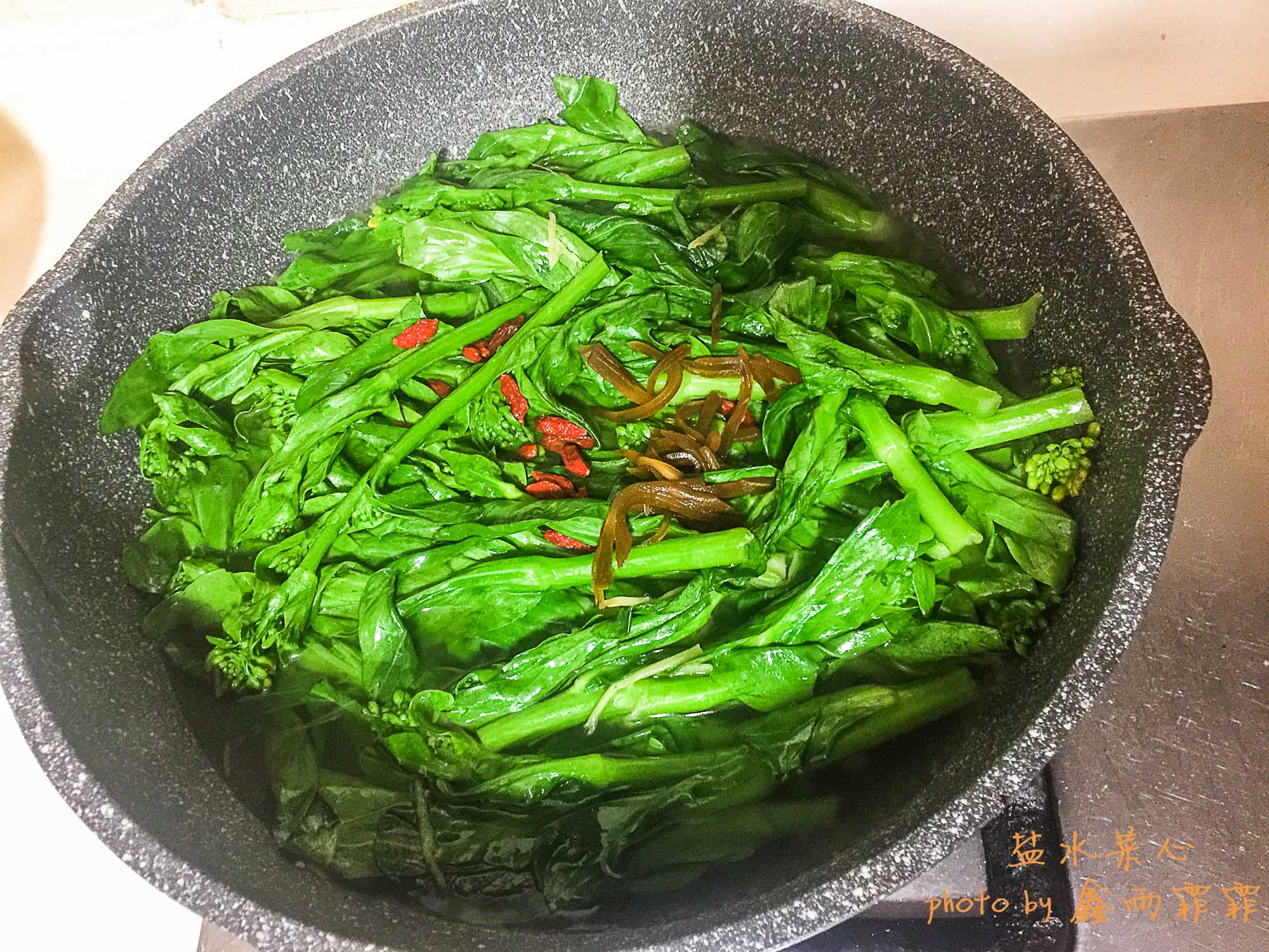 青菜怎样焯水不变黄,种的青菜刚出来就发黄什么原因