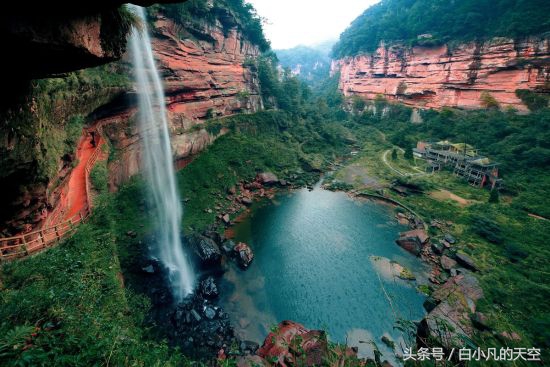 男子十年前收留穷小子10年后报恩,农村小伙被赶出门三年后