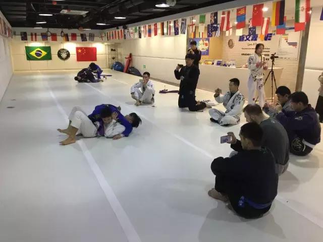 “柔术战士”在DeLaRiva特训新文源辛巴柔术学院