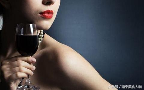 为什么红酒会又苦又涩,红酒有点酸有点苦是假的吗
