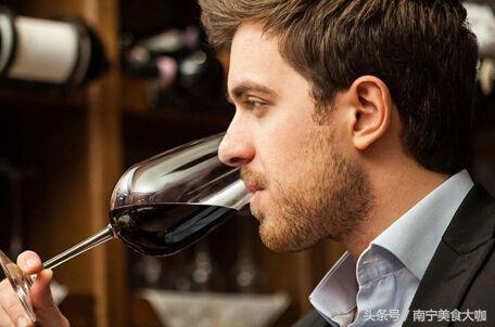 为什么红酒会又苦又涩,红酒有点酸有点苦是假的吗