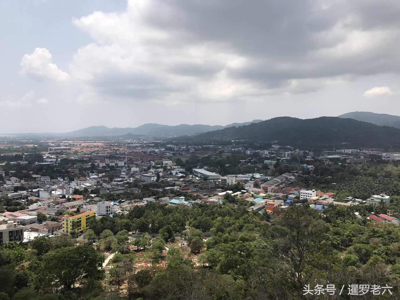 坐着小车去逛“普吉镇”，原汁原味的旧式建筑，满街都是中国风！