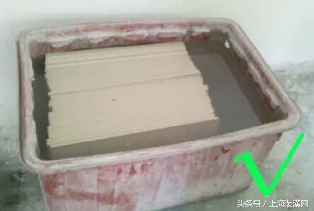 瓷砖怎么老有水渍,刚贴好的瓷砖泡水了怎么补救