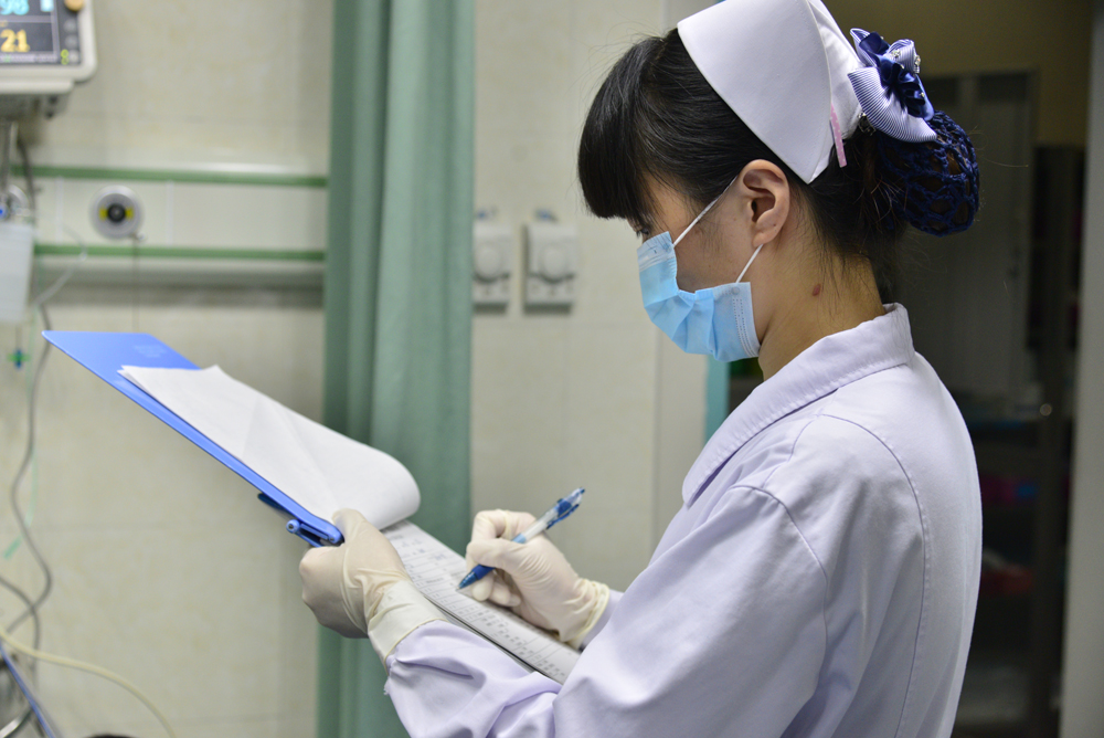 女孩患病昏迷进重症,女子住院奄奄一息