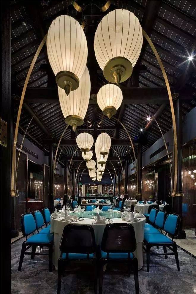 他放弃家族产业投身艺术，成为当今华人设计界的“钻石王老五”