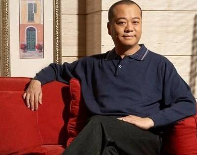 他放弃家族产业投身艺术，成为当今华人设计界的“钻石王老五”