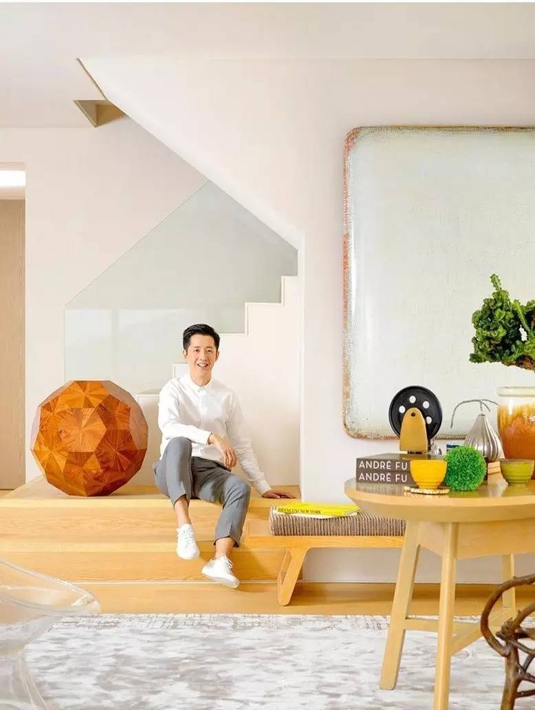 他放弃家族产业投身艺术，成为当今华人设计界的“钻石王老五”