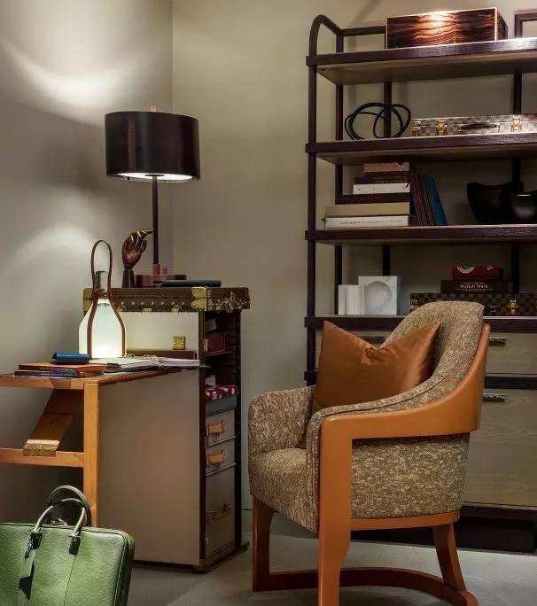 他放弃家族产业投身艺术，成为当今华人设计界的“钻石王老五”