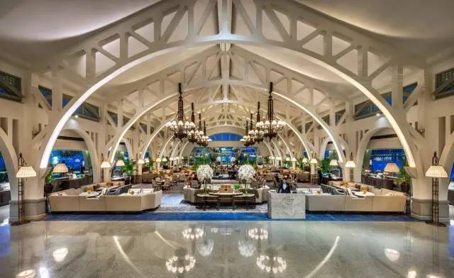 他放弃家族产业投身艺术，成为当今华人设计界的“钻石王老五”