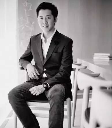 他放弃家族产业投身艺术，成为当今华人设计界的“钻石王老五”