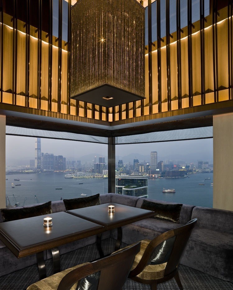 他放弃家族产业投身艺术，成为当今华人设计界的“钻石王老五”