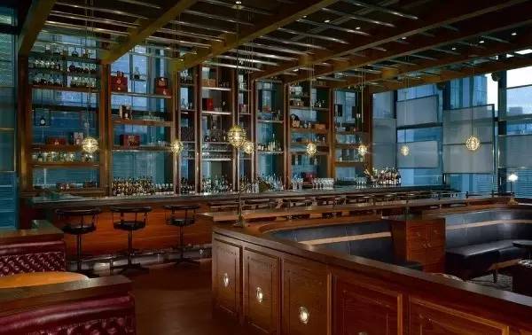 他放弃家族产业投身艺术，成为当今华人设计界的“钻石王老五”