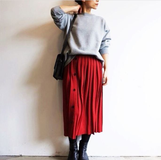 百褶裙的万能搭配随意就很好,夏天长款百褶裙的10种搭配方法