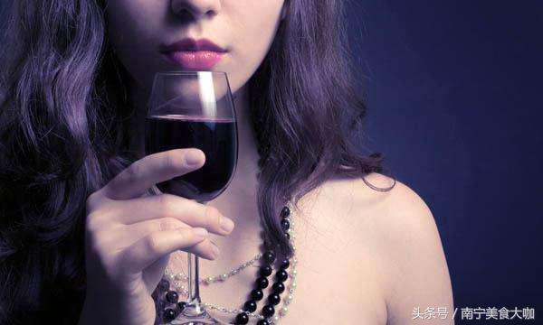 为什么红酒会又苦又涩,红酒有点酸有点苦是假的吗